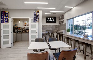 Elev8 Hotel Los Angeles LAX