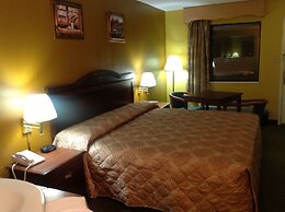 Colonial Inn & Suites /Airport/Graceland