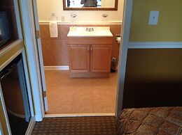 Colonial Inn & Suites /Airport/Graceland