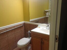 Colonial Inn & Suites /Airport/Graceland