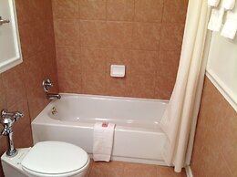 Colonial Inn & Suites /Airport/Graceland