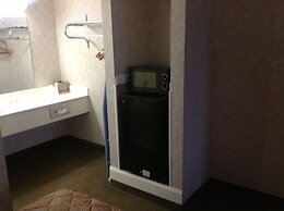 Colonial Inn & Suites /Airport/Graceland