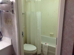 Colonial Inn & Suites /Airport/Graceland