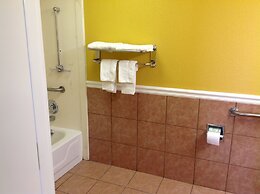 Colonial Inn & Suites /Airport/Graceland