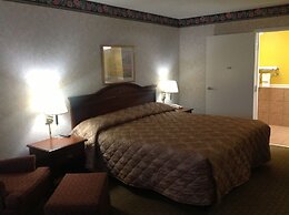 Colonial Inn & Suites /Airport/Graceland