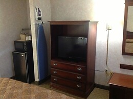 Colonial Inn & Suites /Airport/Graceland