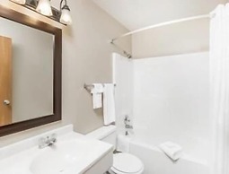 Super 8 by Wyndham Manhattan KS
