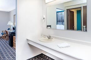Super 8 by Wyndham Lincoln West