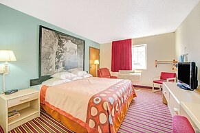 Super 8 by Wyndham San Antonio/Fiesta