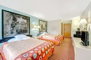Super 8 by Wyndham San Antonio/Fiesta