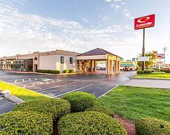 Econo Lodge Inn & Suites