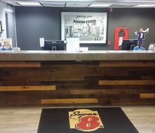 Super 8 by Wyndham Pigeon Forge Dollywood Lane