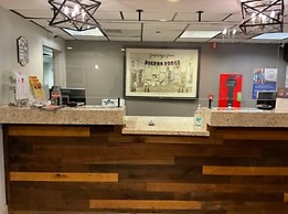 Super 8 by Wyndham Pigeon Forge Dollywood Lane