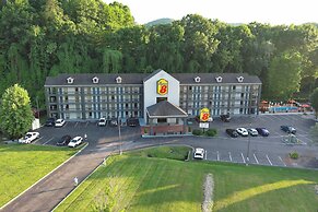 Super 8 by Wyndham Pigeon Forge Dollywood Lane