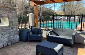 Super 8 by Wyndham Pigeon Forge Dollywood Lane