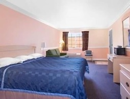 Super 8 by Wyndham Hayward Downtown