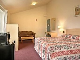 Super 8 by Wyndham Hayward Downtown