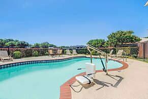 Super 8 by Wyndham McKinney/Plano Area