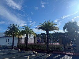 Econo Lodge Inn & Suites