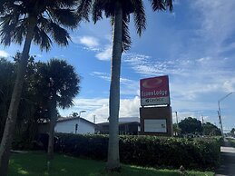 Econo Lodge Inn & Suites
