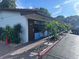 Econo Lodge Inn & Suites