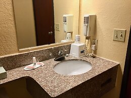 Travelodge by Wyndham Muskegon