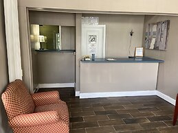 Inn Between The Hedges