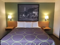 Super 8 by Wyndham Redmond