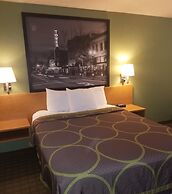 Super 8 by Wyndham Redmond