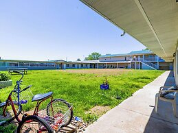 Country Hearth Inn & Suites By OYO Sturgis