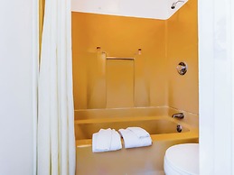 Country Hearth Inn & Suites By OYO Sturgis