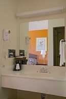 Econo Lodge Inn & Suites