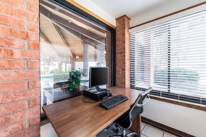 Econo Lodge Inn & Suites