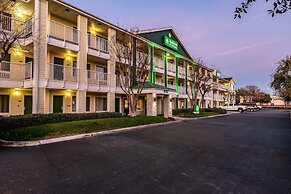 HomeTowne Studios by Red Roof Fresno - West