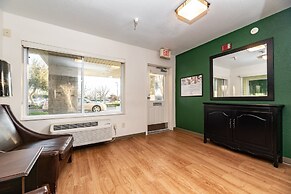 HomeTowne Studios by Red Roof Fresno - West