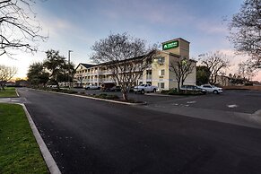 HomeTowne Studios by Red Roof Fresno - West