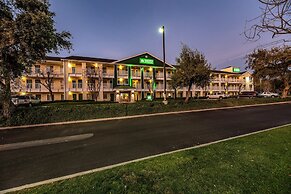 HomeTowne Studios by Red Roof Fresno - West