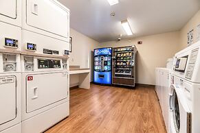 HomeTowne Studios by Red Roof Fresno - West