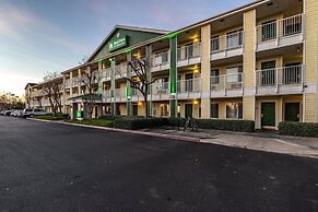 HomeTowne Studios by Red Roof Fresno - West