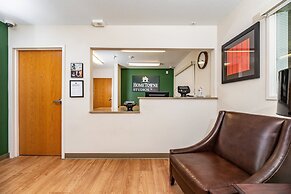 HomeTowne Studios by Red Roof Fresno - West