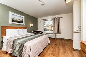 HomeTowne Studios by Red Roof Fresno - West