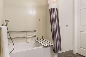 La Quinta Inn & Suites by Wyndham Ontario Airport