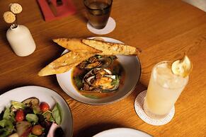 Sandbourne Santa Monica, Autograph Collection