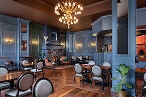 Landmark Inn