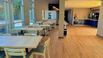 The Inn & Suites Omaha near ZOO