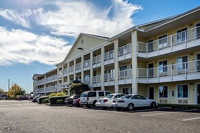 HomeTowne Studios by Red Roof Salem, OR