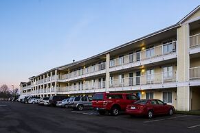 HomeTowne Studios by Red Roof Salem, OR