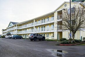 HomeTowne Studios by Red Roof Salem, OR
