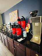 Econo Lodge Inn & Suites