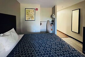 Econo Lodge Inn & Suites